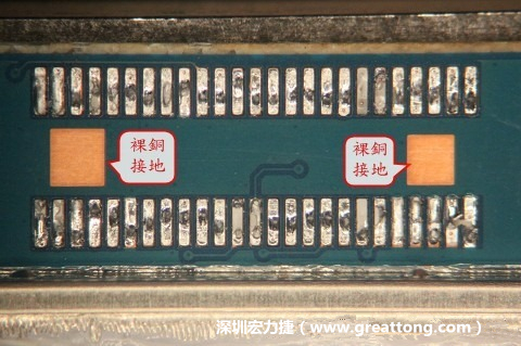 把板對(duì)板連接器全部移除，發(fā)現(xiàn)其下方板子共有兩個(gè)裸銅的方形設(shè)計(jì)。