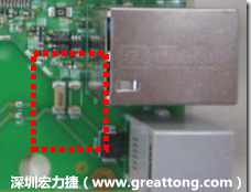 有人認為電容旁邊已經(jīng)有螺絲將電路板固定于機殼上了，不應該發(fā)生電路板彎曲的現(xiàn)象才對。