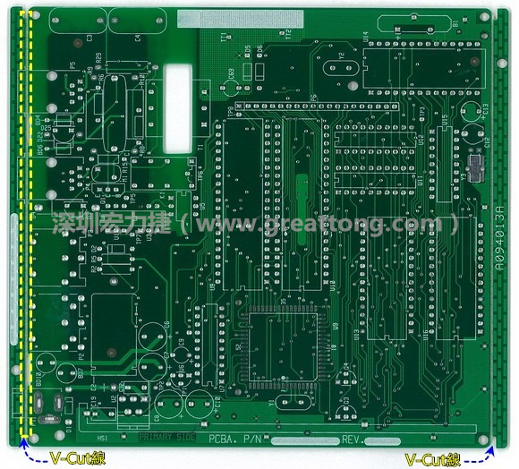 所謂【V-cut】是印刷電路板(PCB)廠商依據(jù)客戶的圖紙要求,事先在PCB的特定位置用轉(zhuǎn)盤(pán)刀具切割好的一條條分割線,其目的是為了方便后續(xù)SMT電路板組裝完成后的「分板(De-panel)」之用,因?yàn)槠淝懈詈蟮耐庑涂雌饋?lái)就像個(gè)英文的【V】字型,因此得名。