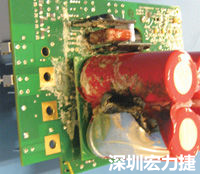 元件選擇不當(dāng)導(dǎo)致大量電流或電壓流經(jīng)電路，將會(huì)發(fā)生像這個(gè)燒融電容器的損壞情形。