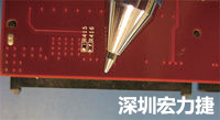 連接器邊緣稍突出于電路板的邊緣。