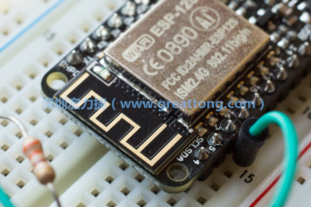 Adafruit Feather板上的無線電天線。